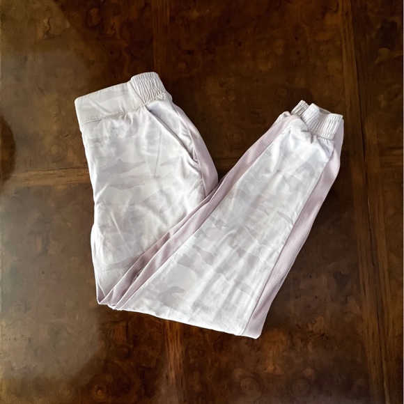 EUC Athleta Women’s Brooklyn Lined Camo Joggers - Shasta Purple - Size 6 - Picture 6 of 10